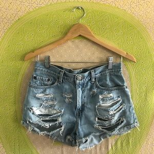 Levi’s high rise distressed denim shorts 💙